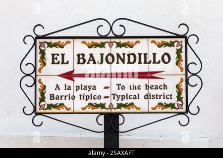 Ein traditionelles gefliestes Schild, das Besucher in Richtung des Viertels El Bajondillo in Torremolinos, Spanien, zeigt. Stockfoto