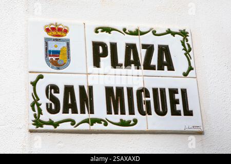 Torremolinos, Spanien - 26. April 2024: Ein traditionelles, gekacheltes Straßenschild auf der Plaza San Miguel in Torremolinos, Spanien. Stockfoto