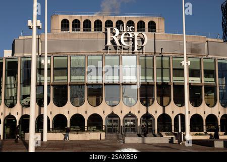 Die Birmingham Rep in Birmingham, England. Der Veranstaltungsort für Live-Unterhaltung am Centenary Square wurde von Graham Winteringham entworfen. Stockfoto