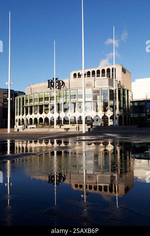 Die Birmingham Rep in Birmingham, England. Die Live-Unterhaltung findet am Centenary Square statt. Stockfoto