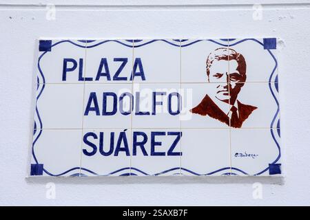 Benalmadena, Spanien - 27. April 2024: Ein traditionelles, gekacheltes Straßenschild für die Plaza Adolfo Suarez in der Gegend von Arroyo de la Miel in Benalmadena in Spanien. Stockfoto