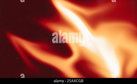 Abstrakter rauschender dunkler feuerfarbiger, körniger Verlaufshintergrund. Verschwommenes Hintergrundbild für Banner, Poster, Website-Header und Präsentation. Stockfoto