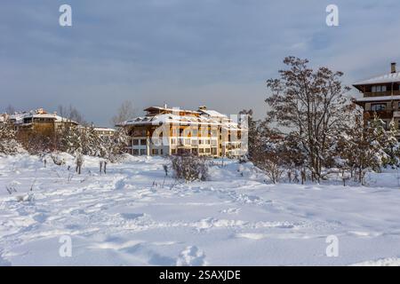 Bansko, Bulgarien Winterstraße, Häuser und Pirin Schneegipfel im bulgarischen Skigebiet Stockfoto