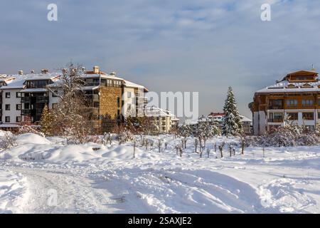 Bansko, Bulgarien Winterstraße, Häuser und Pirin Schneeberg im bulgarischen Skigebiet Stockfoto
