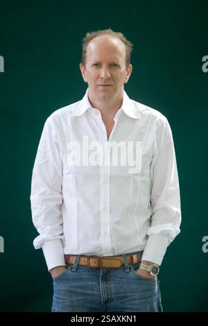 Simon Sebag Montefiore, der mehrfach preisgekrönte britische Historiker und Fernsehmoderator, stellte sich auf dem Edinburgh International Book Festival vor, wo er über sein neues Buch namens Sashenka sprach. Die dreiwöchige Veranstaltung ist das größte Literaturfestival der Welt und findet während des jährlichen Edinburgh Festivals statt. 2008 war das 25-jährige Bestehen des Buchfestivals und bot Vorträge und Präsentationen von mehr als 500 Autoren aus aller Welt. Stockfoto