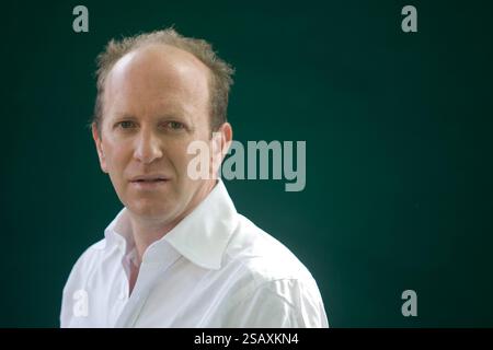 Simon Sebag Montefiore, der mehrfach preisgekrönte britische Historiker und Fernsehmoderator, stellte sich auf dem Edinburgh International Book Festival vor, wo er über sein neues Buch namens Sashenka sprach. Die dreiwöchige Veranstaltung ist das größte Literaturfestival der Welt und findet während des jährlichen Edinburgh Festivals statt. 2008 war das 25-jährige Bestehen des Buchfestivals und bot Vorträge und Präsentationen von mehr als 500 Autoren aus aller Welt. Stockfoto