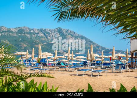 Sandstrand der Adria bei Becici. Montenegro Stockfoto