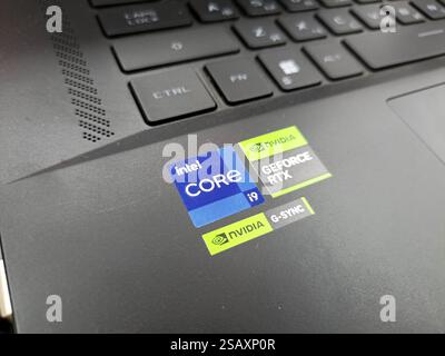Notebook mit intel Core i9- und nvidia geforce rtx-Aufklebern auf der Tastatur. Stockfoto