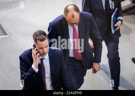 Christian Duerr, Fraktionsvorsitzender der FDP, und Friedrich Merz, CDU-Parteivorsitzender, verlassen den Plenarsaal waehrend einer Sitzungsunterbrechung im Deutschen Bundestag in Berlin, 31.01.2025. Berlin Deutschland *** Christian Duerr, Vorsitzender der FDP-Fraktion, und Friedrich Merz, Vorsitzender der CDU, verlassen den Plenarsaal während einer Sitzungspause im Deutschen Bundestag in Berlin, 31 01 2025 Berlin Deutschland Copyright: XKiraxHofmannx Stockfoto