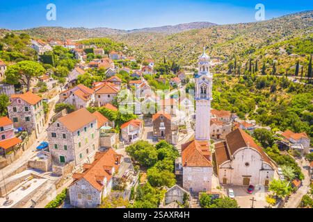 Lozisca, ein charmantes Dorf auf der Insel Brac, Kroatien, bekannt für seine traditionellen Steinhäuser, engen Gassen und die historische Kirche St. John. Stockfoto