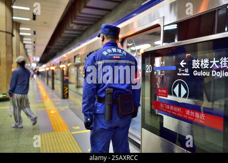 Sicherheitsbeamter im Dienst in der Pekinger U-Bahn in Peking, China am 22. April 2024 Stockfoto