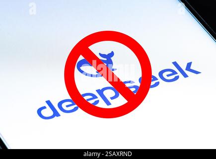 Deepseek KI-Logo oder -App auf Smartphone mit Ban-Logo, chinesisches Unternehmen für künstliche Intelligenz, das Open-Source-Modelle für große Sprachen entwickelt Stockfoto