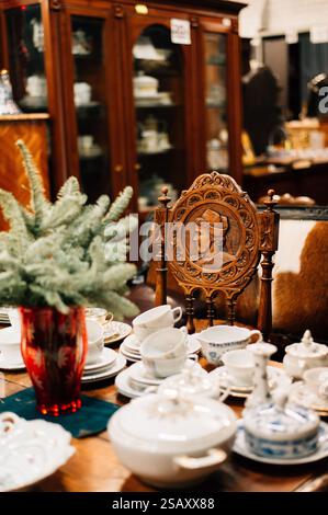 Vintage-Gerichte in den Regalen in einem Geschäft Stockfoto