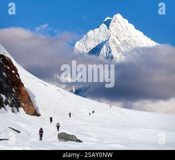 Mount Thamserku, Great himalaya Range und Wanderer auf Gletscher, Himalaya Berge, Everest Gebiet, Nepal Stockfoto