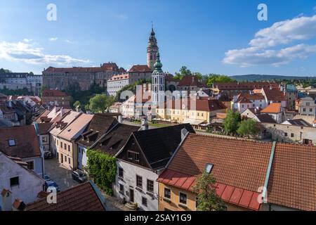 Dies ist ein Blick auf die Altstadt von Cesky Krumlov mit historischer mittelalterlicher Architektur am 09. Mai 2024 in Cesky Krumlov, Tschechische Republik Stockfoto