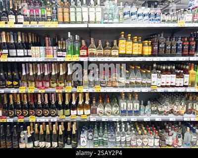 Verschiedene alkoholische Getränke in den Regalen des Supermarktes. Stockfoto