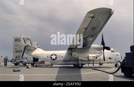 Erster Golfkrieg: 25. März 1991 Ein Greyhound der US Navy COD Grumman C-2 von der USS Midway wird am Kuwait International Airport betankt. Stockfoto