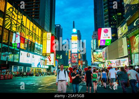 New York City, NY, USA, große Menschenmenge zu Fuß, geschäftige Times Square Street Scene mit Stadtlichtern, Verkehr, Außenwerbung, Nachtstadt Stockfoto