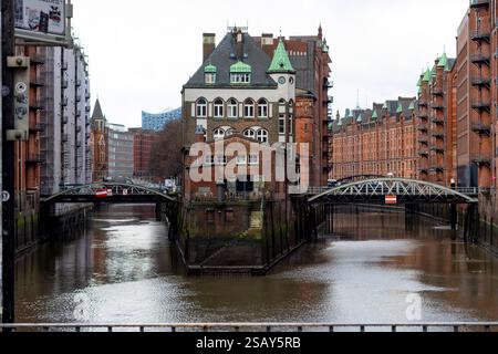 Hamburg - Blick in die Hamburger Speicherstadt mit dem Wasserschloss, fotografiert am 26. Januar 2025. Hamburg Hamburg Deutschland FH0A7312 *** Hamburg Ansicht des Hamburger Lagerviertels mit Wasserschloss, fotografiert am 26. Januar 2025 Hamburg Hamburg Deutschland FH0A7312 Stockfoto