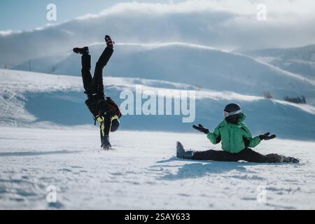 Kinder, die sich im Schnee während der Winteraktivitäten im Freien Vergnügen Stockfoto