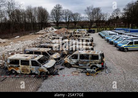 München, Deutschland. Januar 31, 2025. Zahlreiche ausgebrannte Servicefahrzeuge sind auf dem Gelände der Polizeihundeschwader zu sehen. Die Ermittler und die Staatssicherheit untersuchen, nachdem 23 Polizeifahrzeuge vor dem Polizeirevier in Brand gesetzt wurden. Quelle: Matthias Balk/dpa/Alamy Live News Stockfoto