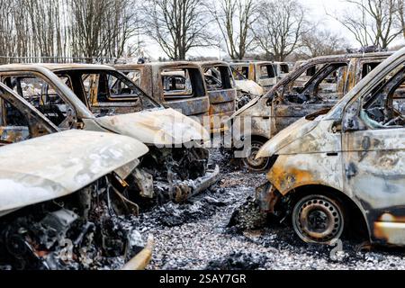 München, Deutschland. Januar 31, 2025. Zahlreiche ausgebrannte Servicefahrzeuge sind auf dem Gelände der Polizeihundeschwader zu sehen. Die Ermittler und die Staatssicherheit untersuchen, nachdem 23 Polizeifahrzeuge vor dem Polizeirevier in Brand gesetzt wurden. Quelle: Matthias Balk/dpa/Alamy Live News Stockfoto