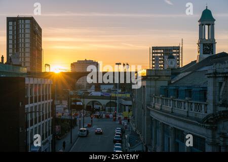 Dies ist ein Blick auf das Stadtzentrum von Stockport mit dem berühmten Viadukt in der Ferne während des Sonnenuntergangs am 25. November 2023 in Stockport, Großbritannien Stockfoto