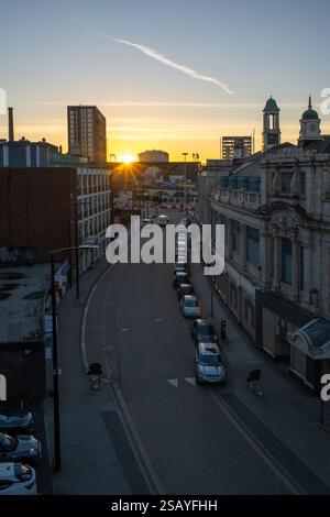 Dies ist ein Blick auf eine Straße im Stockport City Centre während Sonnenuntergang am 25. November 2023 in Stockport, Großbritannien Stockfoto