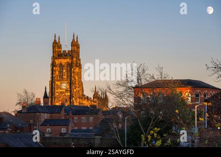 Dies ist ein Blick auf die St. Mary's Church, ein historisches Wahrzeichen im Stadtzentrum am 25. November 2023 in Stockport, Großbritannien Stockfoto