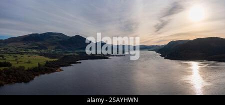 Blick aus der Vogelperspektive südöstlich von Bassenthwaite und Skiddaw im Lake District in der Abenddämmerung Stockfoto