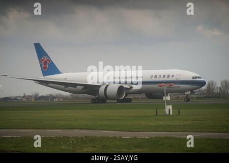 Eine Boeing 777 aus China Southern Cargo landete gerade auf der Landebahn 18R am Flughafen Schiphol Stockfoto