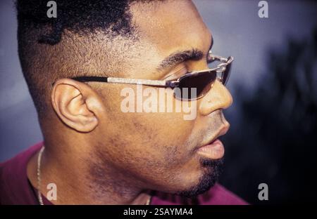 OMAR, SOUL-SÄNGER, PORTRAIT, 1997: Ein junges Porträt des britischen Sängers Omar – voller Name Omar Lye-Fook – vor dem Museum in Cardiff, Wales, Großbritannien am 10. August 1997. Foto: Rob Watkins INFO: Omar Lye-Fook, ein britischer Neo-Soul-Künstler, ist seit den späten 80er Jahren ein Pionier des Genres Mit seinen geschmeidigen Vocals und seiner innovativen Mischung aus Soul, Jazz und Funk festigen Songs wie „There's Nothing Like This“ seinen Status als zeitlose Musikikone. Stockfoto
