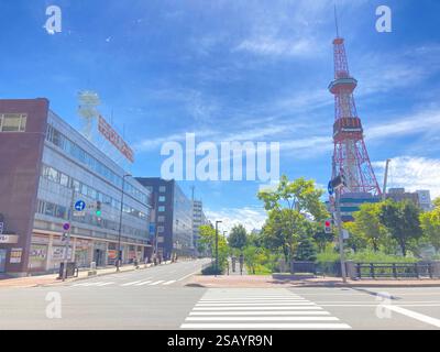 Fernsehturm in Sapporo Stadt neben einem Busübergang Stockfoto
