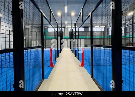Padel-Platz mit Schlangen und Netz im Haus Stockfoto