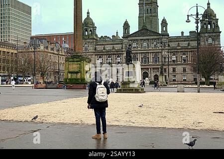 Glasgow, Schottland, Großbritannien. 31. Januar 2025. Wetter in Großbritannien: Nass und mild in der Stadt, da Einheimische und Touristen dem Wetter trotzten. Schottlands neuester Strand, der George Square, wurde vor der Umgestaltung im Rahmen der umstrittenen Modernisierung der Stadt in einen Strand verwandelt. Die schlammigen Gruben, die früher grasbewachsene Gebiete im Juwel der Stadt waren, waren aufgrund der Augenschmerzen auf der Webcam des Stadtrates mit Sand bedeckt. Credit Gerard Ferry/Alamy Live News Stockfoto