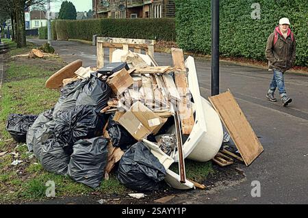 Glasgow, Schottland, Großbritannien. 31. Januar 2025. Das Wetter in Großbritannien: Nass und mild in der Stadt, während das Fly Tipping wieder in die Schlagzeilen kommt, mit Streitigkeiten über die Müllsammlung mit dem rat. Credit Gerard Ferry/Alamy Live News Stockfoto