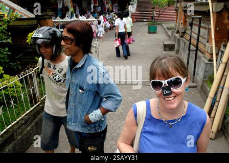 Gefälschte, gefälschte Dior Sonnenbrillen, die von europäischen Touristen getragen wurden und billig von einem Marktverkäufer gekauft wurden. Ubud, Insel Bali in Indonesien Südostasien 2006 2000er Jahre HOMER SYKES Stockfoto