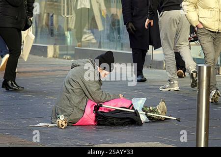 Glasgow, Schottland, Großbritannien. 31. Januar 2025. Wetter in Großbritannien: Nass und mild in der Stadt, da Einheimische Antouristen dem Wetter trotzten. An der Stilmeile und Einkaufshauptstadt schottlands, buchanan Street. Credit Gerard Ferry/Alamy Live News Stockfoto