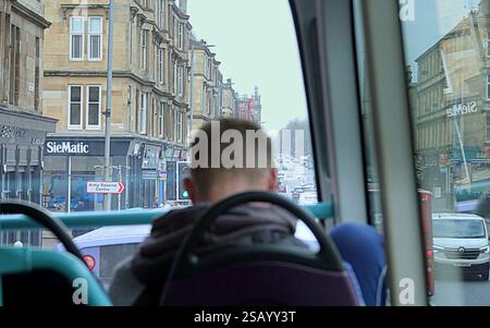 Glasgow, Schottland, Großbritannien. 31. Januar 2025. Wetter in Großbritannien: Nass und mild in der Stadt, da Einheimische Antouristen dem Wetter trotzten. Wettergeschützt durch eine Busfahrt. Credit Gerard Ferry/Alamy Live News Stockfoto