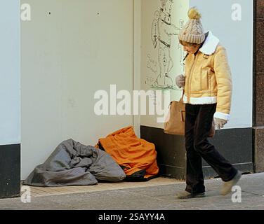 Glasgow, Schottland, Großbritannien. 31. Januar 2025. Wetter in Großbritannien: Nass und mild in der Stadt, da Einheimische Antouristen dem Wetter trotzten. An der Stilmeile und Einkaufshauptstadt schottlands, buchanan Street. Credit Gerard Ferry/Alamy Live News Stockfoto