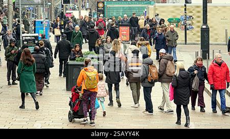 Glasgow, Schottland, Großbritannien. 31. Januar 2025. Wetter in Großbritannien: Nass und mild in der Stadt, da Einheimische Antouristen dem Wetter trotzten. An der Stilmeile und Einkaufshauptstadt schottlands, buchanan Street. Credit Gerard Ferry/Alamy Live News Stockfoto