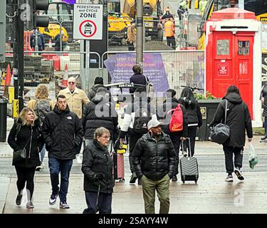 Glasgow, Schottland, Großbritannien. 31. Januar 2025. Wetter in Großbritannien: Nass und mild in der Stadt, da Einheimische Antouristen dem Wetter trotzten. An der Stilmeile und Einkaufshauptstadt schottlands, buchanan Street. Credit Gerard Ferry/Alamy Live News Stockfoto