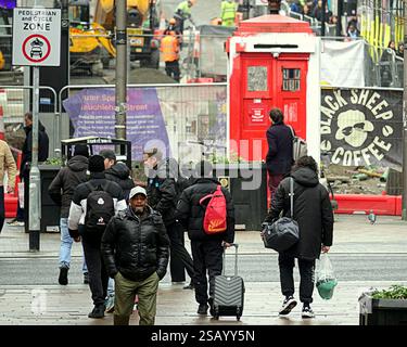 Glasgow, Schottland, Großbritannien. 31. Januar 2025. Wetter in Großbritannien: Nass und mild in der Stadt, da Einheimische Antouristen dem Wetter trotzten. An der Stilmeile und Einkaufshauptstadt schottlands, buchanan Street. Credit Gerard Ferry/Alamy Live News Stockfoto
