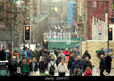 Glasgow, Schottland, Großbritannien. 31. Januar 2025. Wetter in Großbritannien: Nass und mild in der Stadt, da Einheimische Antouristen dem Wetter trotzten. An der Stilmeile und Einkaufshauptstadt schottlands, buchanan Street. Credit Gerard Ferry/Alamy Live News Stockfoto