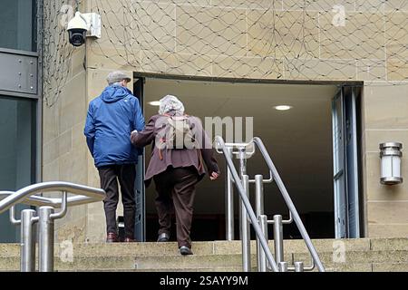Glasgow, Schottland, Großbritannien. 31. Januar 2025. Wetter in Großbritannien: Nass und mild in der Stadt, da Einheimische Antouristen dem Wetter trotzten. Coupés in die Konzerthalle von der buchanan Street Treppe. Credit Gerard Ferry/Alamy Live News Stockfoto