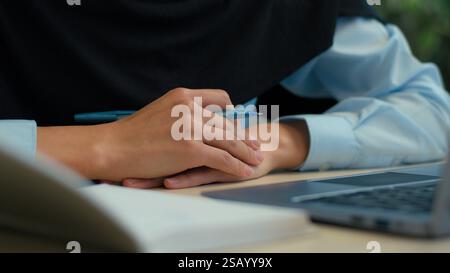 Cropped Shot weibliche Hände Studentenstudie verwenden Laptop Schreiben in Notebook Prüfung Online Bildung unbekannte muslimbrautfrau Geschäftsfrau Mädchen Arbeitgeber Arbeiter Stockfoto