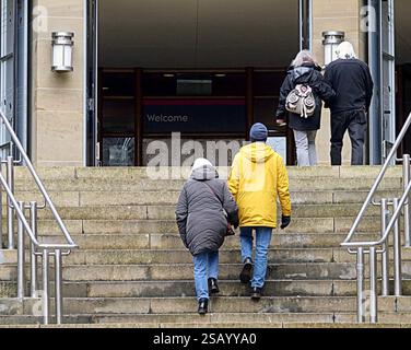Glasgow, Schottland, Großbritannien. 31. Januar 2025. Wetter in Großbritannien: Nass und mild in der Stadt, da Einheimische Antouristen dem Wetter trotzten. Coupés in die Konzerthalle von der buchanan Street Treppe. Credit Gerard Ferry/Alamy Live News Stockfoto