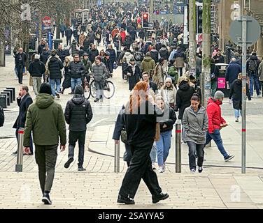 Glasgow, Schottland, Großbritannien. 31. Januar 2025. Wetter in Großbritannien: Nass und mild in der Stadt, da Einheimische Antouristen dem Wetter trotzten. An der Stilmeile und Einkaufshauptstadt schottlands, buchanan Street. Credit Gerard Ferry/Alamy Live News Stockfoto
