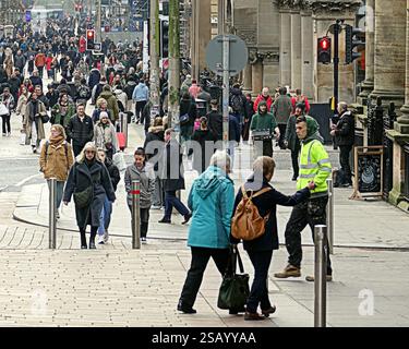 Glasgow, Schottland, Großbritannien. 31. Januar 2025. Wetter in Großbritannien: Nass und mild in der Stadt, da Einheimische Antouristen dem Wetter trotzten. An der Stilmeile und Einkaufshauptstadt schottlands, buchanan Street. Credit Gerard Ferry/Alamy Live News Stockfoto