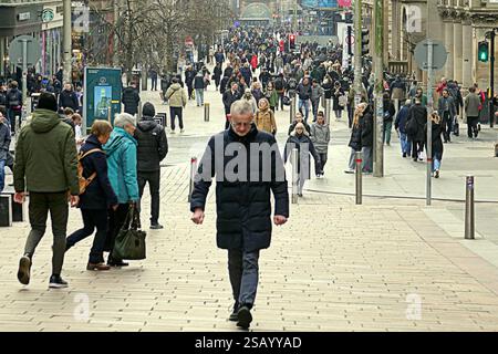 Glasgow, Schottland, Großbritannien. 31. Januar 2025. Wetter in Großbritannien: Nass und mild in der Stadt, da Einheimische Antouristen dem Wetter trotzten. An der Stilmeile und Einkaufshauptstadt schottlands, buchanan Street. Credit Gerard Ferry/Alamy Live News Stockfoto